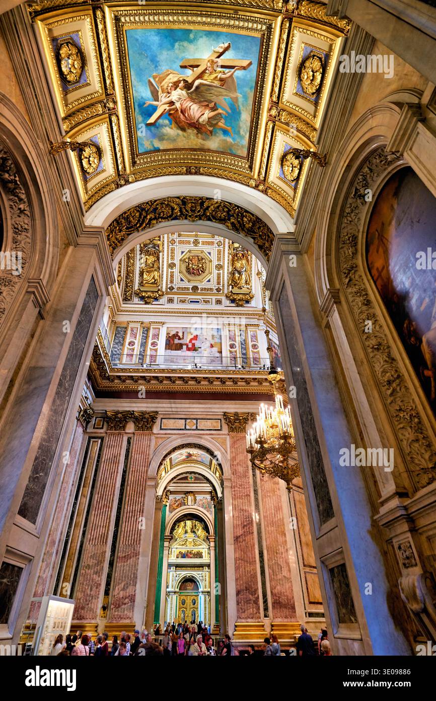 Les gens se promènent à l'intérieur, la cathédrale d'Isaac dans le parfait Petersburg. L'intérieur montre une architecture détaillée et des œuvres d'art. Banque D'Images