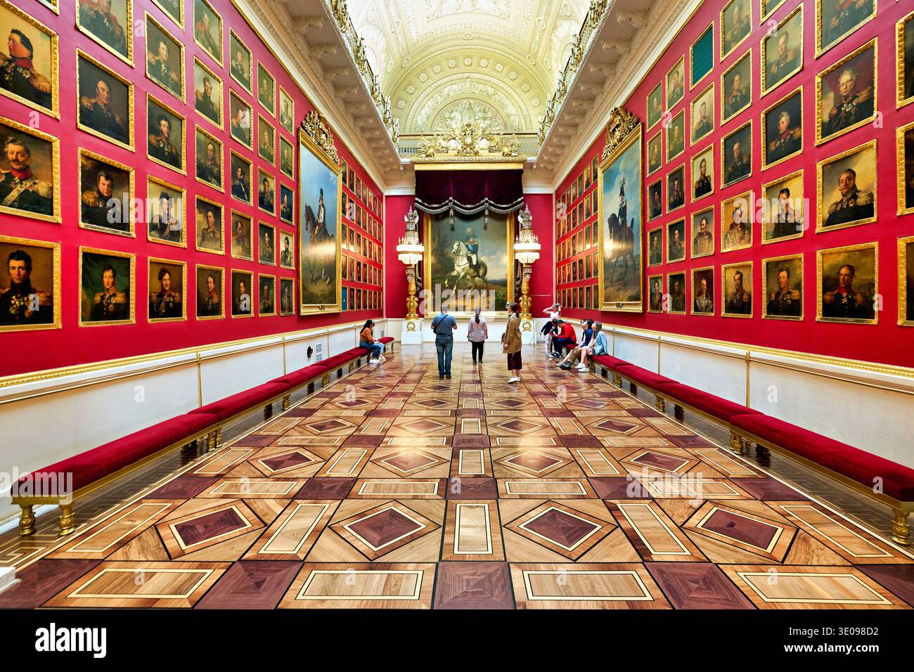Les gens se promènent dans la salle exposant de nombreux portraits dans le musée du Palais d'hiver situé à Saint-Pétersbourg, en Russie dans l'après-midi. Banque D'Images