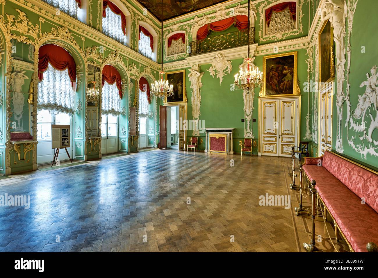 Les visiteurs peuvent explorer la cathédrale de Kazan à Saint-Pétersbourg. La structure présente des décorations détaillées et une riche histoire de la culture russe. Banque D'Images