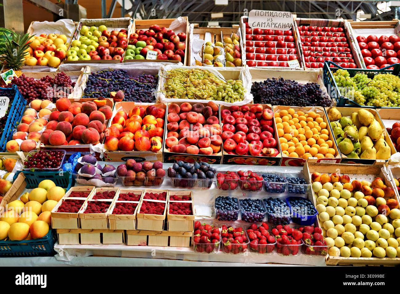 Les étals du marché Kuznechnyy Rynok montrent divers fruits à vendre à Saint-Pétersbourg pendant la journée. Les acheteurs peuvent trouver des produits frais ici. Banque D'Images