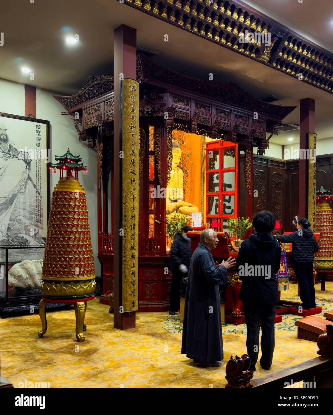 Statue du Bodhisattva Guanyin (Avalokiteśvara) dans un sanctuaire du temple du Bouddha de Jade à Shanghai. La figure assise avec halo est intronisée au-dessus de a Banque D'Images