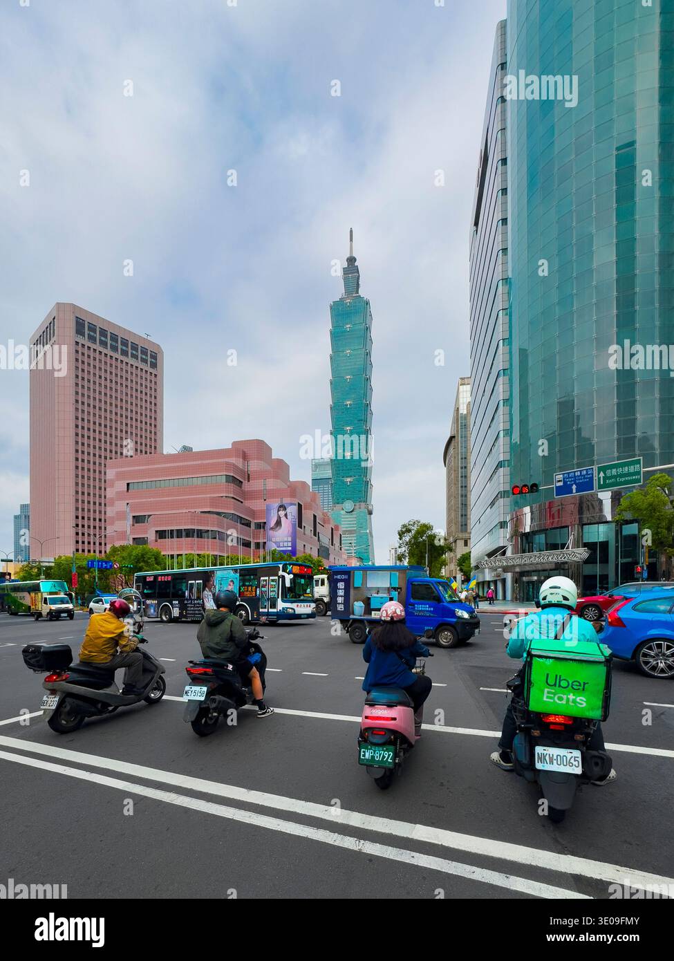 Taiwan, Taipei, scène de rue, scooters, gratte-ciel, Taipei 101 gratte-ciel Banque D'Images