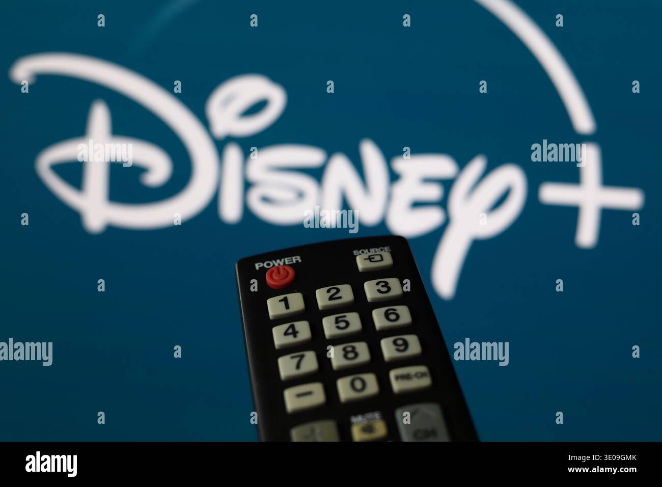 Le logo Disney plus s'affiche sur un écran de télévision muni d'une télécommande en Ontario, au Canada, le 1er février 2026 Banque D'Images