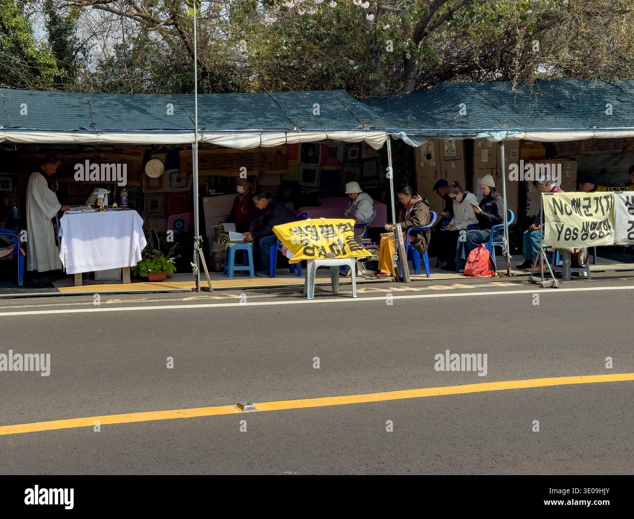 Une tente couverte de fortune sert de simple lieu de prière en plein air à Jeju, en Corée du Sud. Un prêtre tient une cérémonie religieuse tôt le matin - un calme Banque D'Images