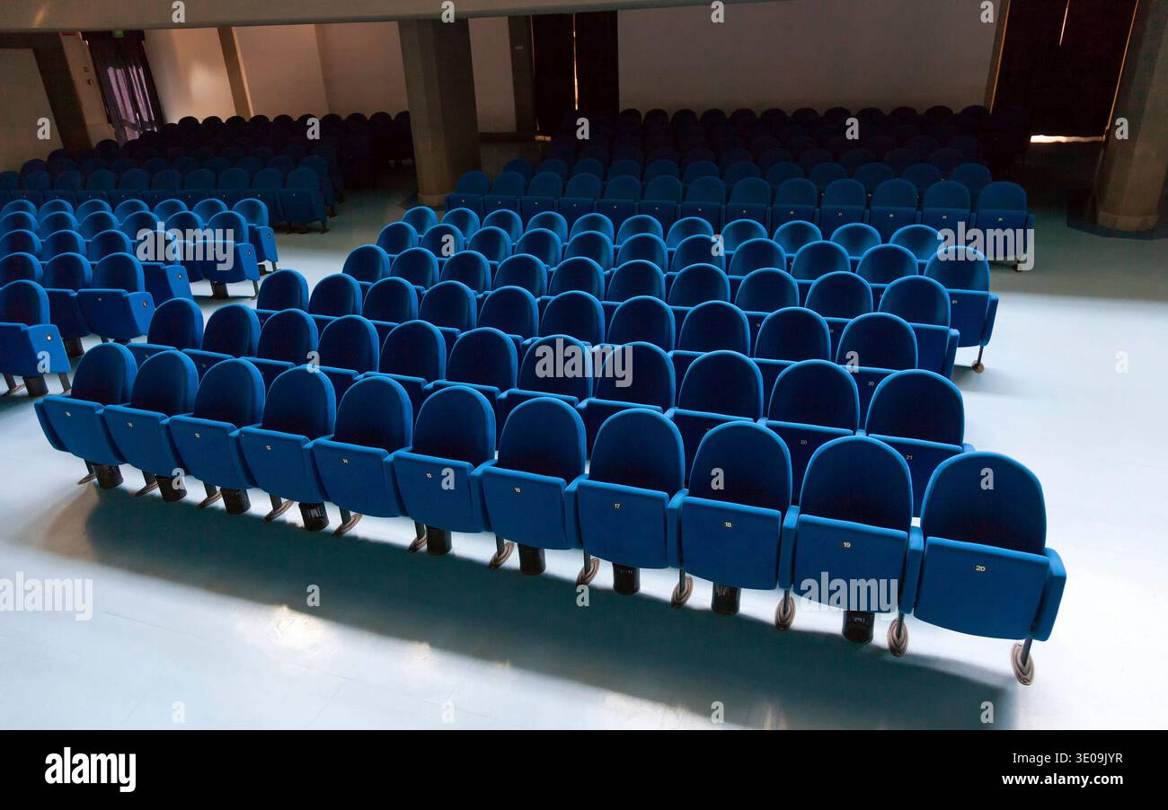 Lignes de couleur rouge chaises de théâtre dans la salle de conférence. Banque D'Images