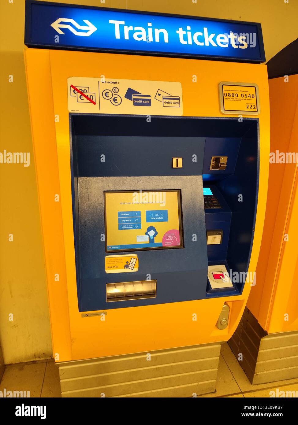 Amsterdam, pays-Bas - 27 octobre 2025 : billet de train urbain dans la machine à billets Nederlandse Spoorwegen Banque D'Images