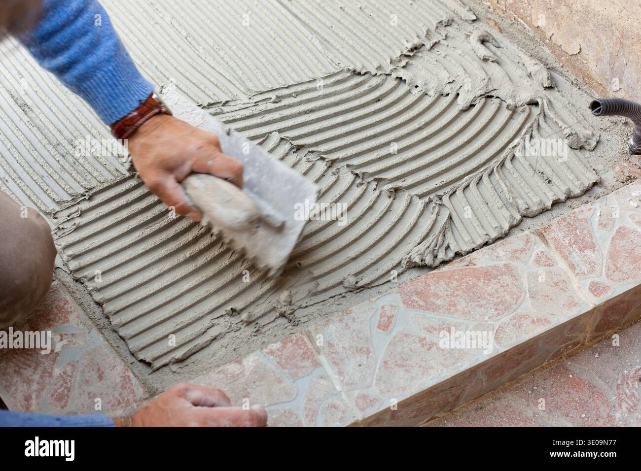 Carreleur travaille avec parquet dans la cour. Banque D'Images