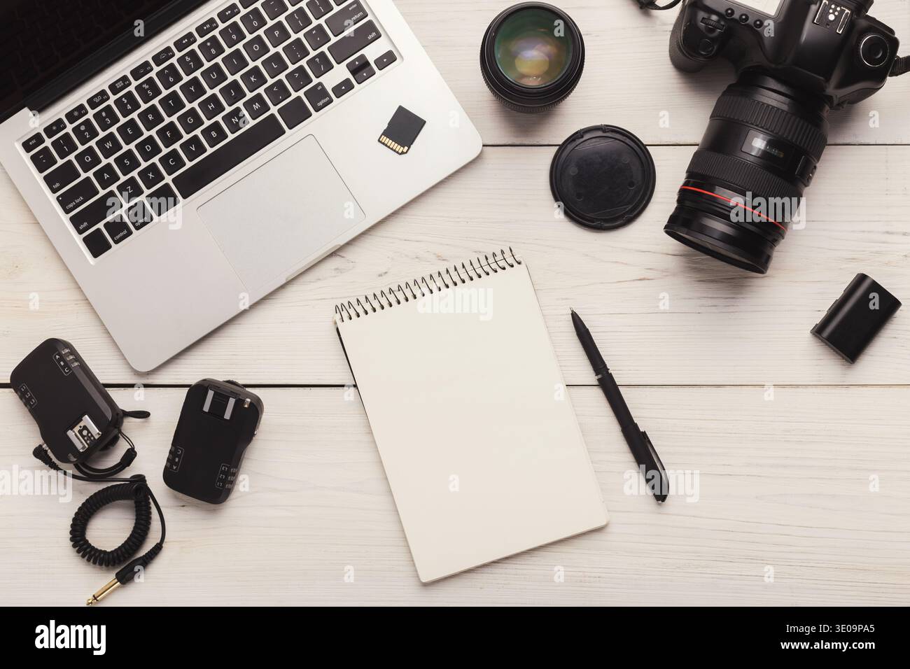 Matériel de photographe et bloc-notes vierge Banque D'Images