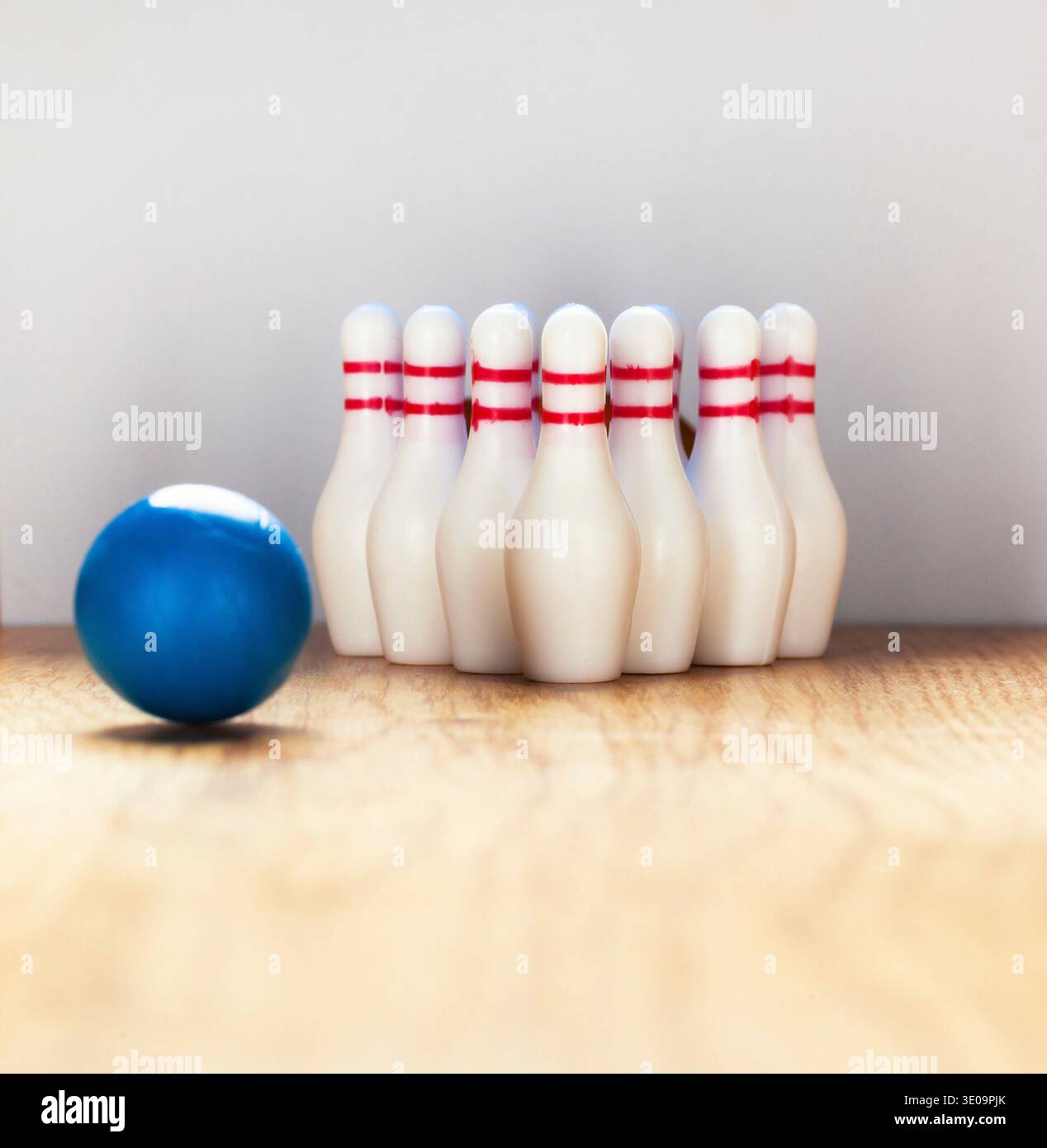 Des quilles et boule de bowling en miniature. Banque D'Images