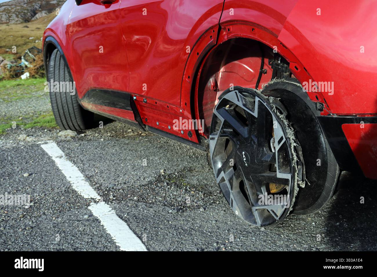 Roue et pneu endommagés par la voiture roulée avec crevaison Banque D'Images