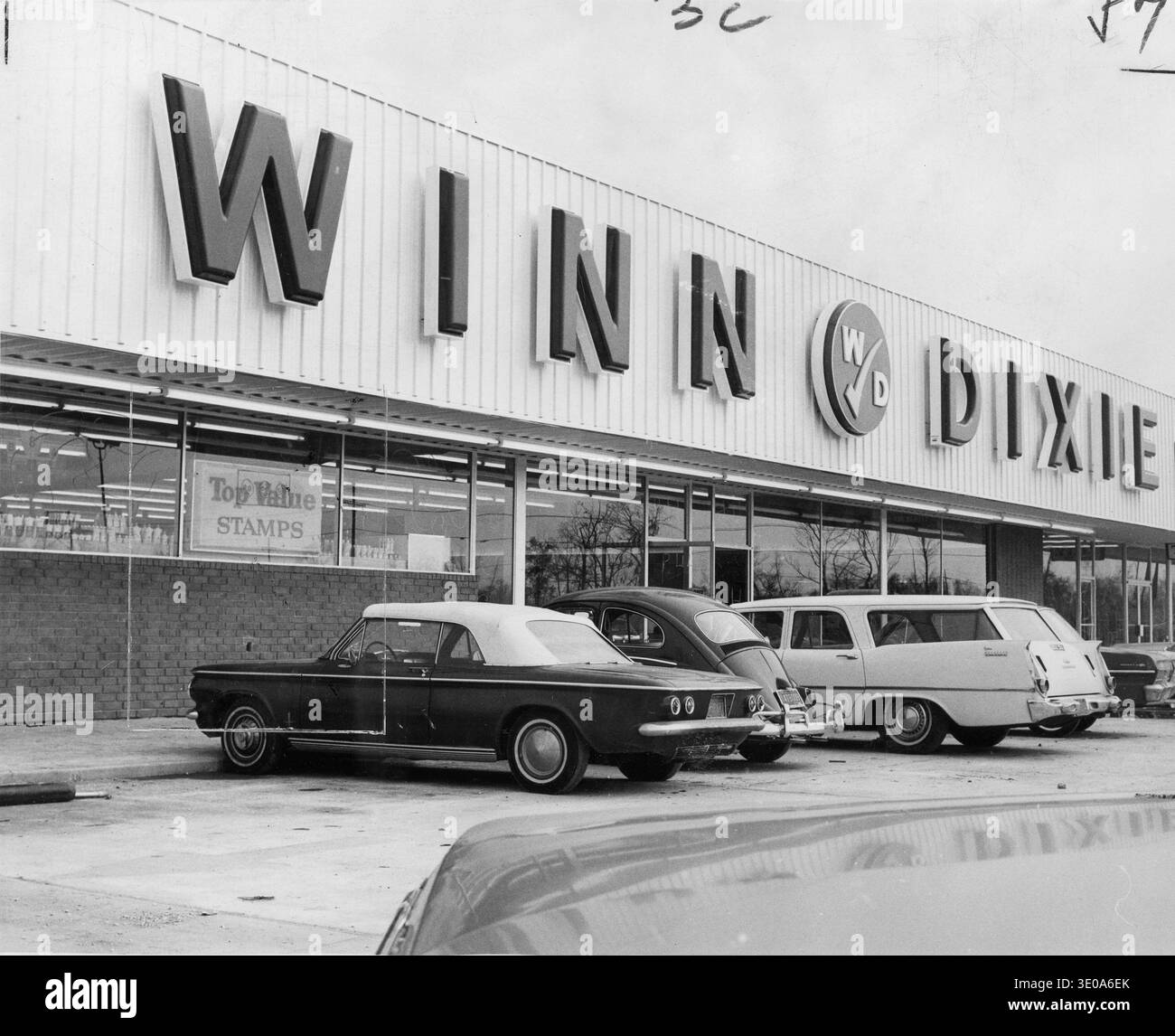 Ouverture officielle de Winn-Dixie, Avondale, 1965. La photographie montre l'ouverture d'un magasin Winn-Dixie dans le quartier Avondale. L'image illustre l'enthousiasme et l'engagement communautaire typiques des ouvertures de supermarchés dans les années 1960, reflétant la croissance du commerce de détail d'épicerie à grande échelle aux États-Unis. Ces ouvertures comprenaient souvent des événements promotionnels, des foules d'acheteurs et des découpes de ruban cérémonielles, illustrant la culture de consommation et l'expansion des banlieues au milieu du XXe siècle. Banque D'Images