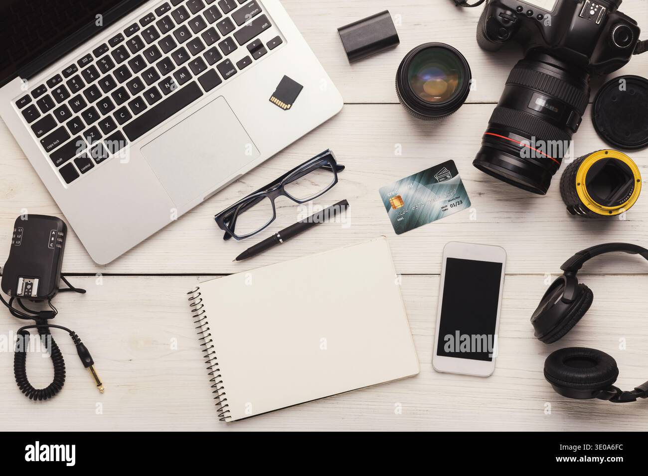 Matériel de photographe et bloc-notes vierge Banque D'Images