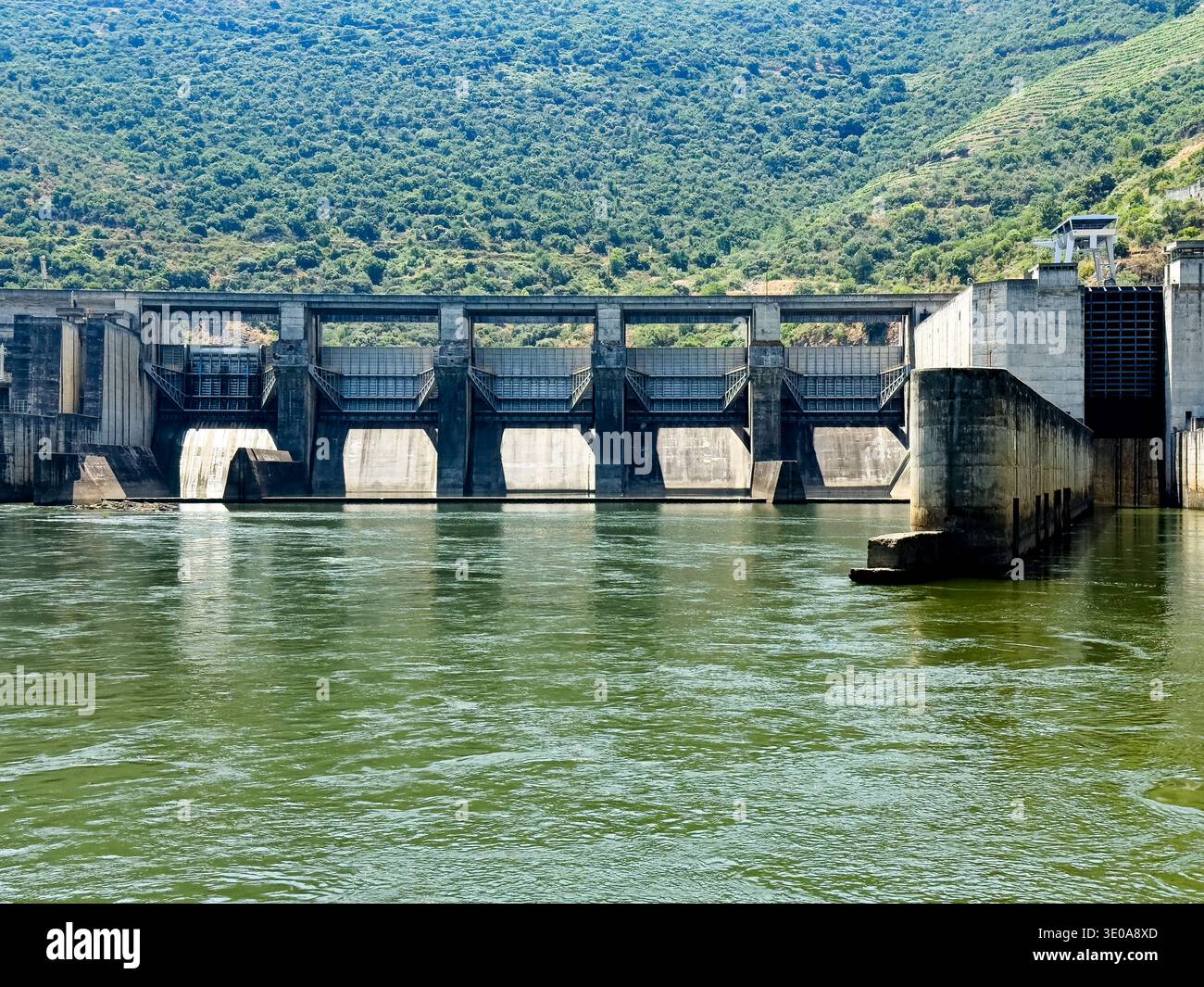 Un des sept barrages de la vallée du Douro qui sert à contrôler les inondations et à produire de l’électricité. Banque D'Images