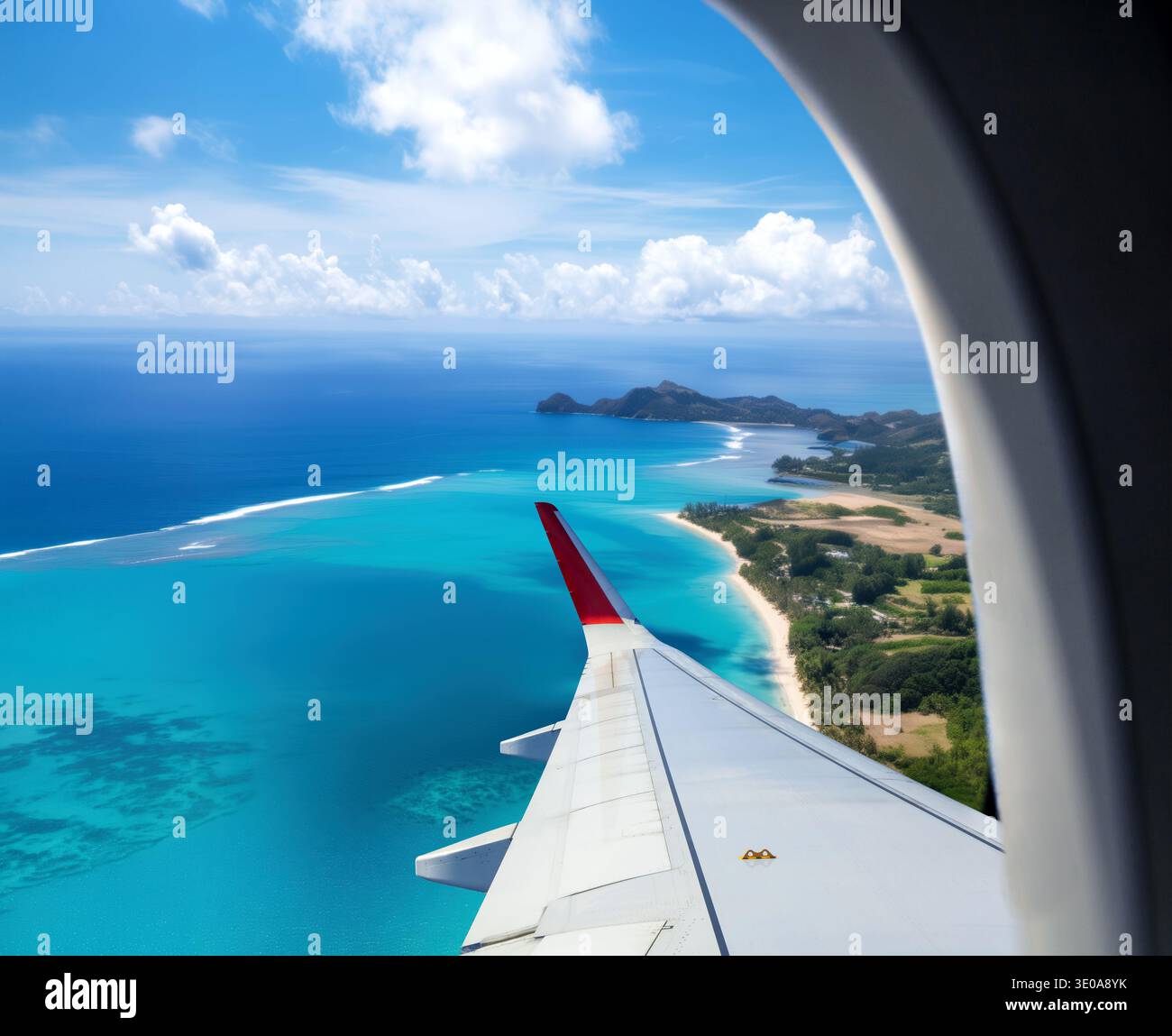 Vue aérienne d'une plage tropicale capturée depuis un hublot d'avion, mettant en valeur une perspective étonnante Banque D'Images