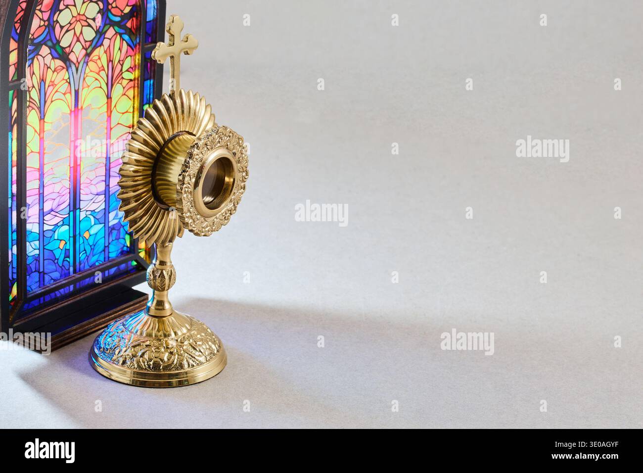 Monstrance pour l'adoration eucharistique avec fond de vitrail Banque D'Images