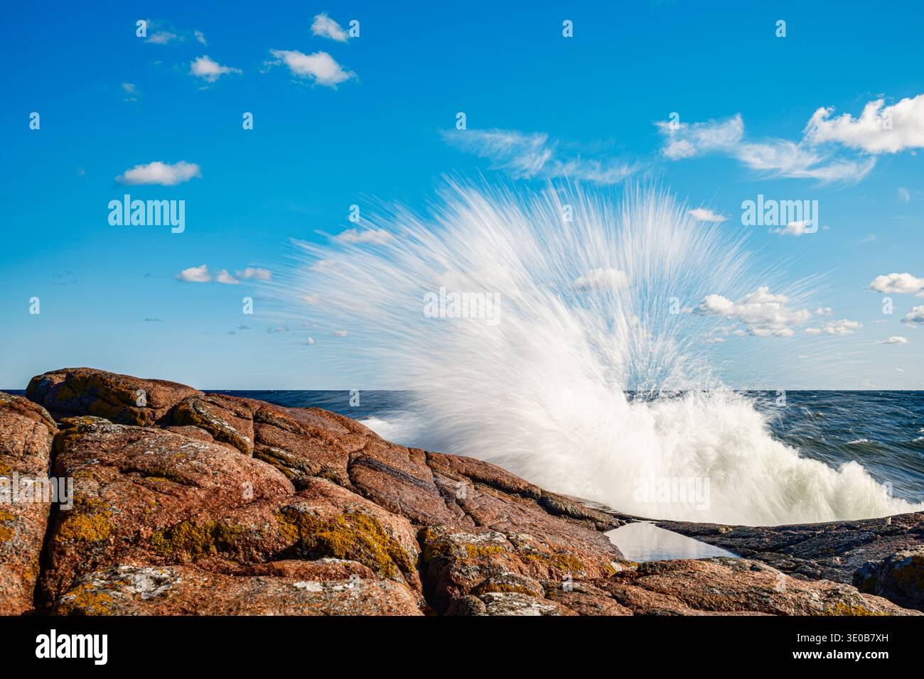 Vague brisée sur la côte rocheuse de Bornholm, Danemark Banque D'Images