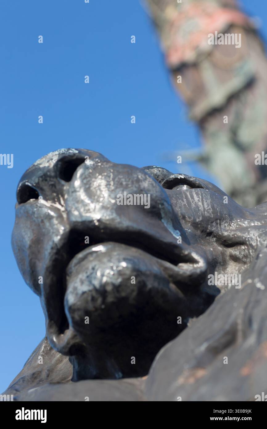 Espagne, Barcelone, statue du Lion, partie du monument Mirador de Colom, près de la marina. Banque D'Images