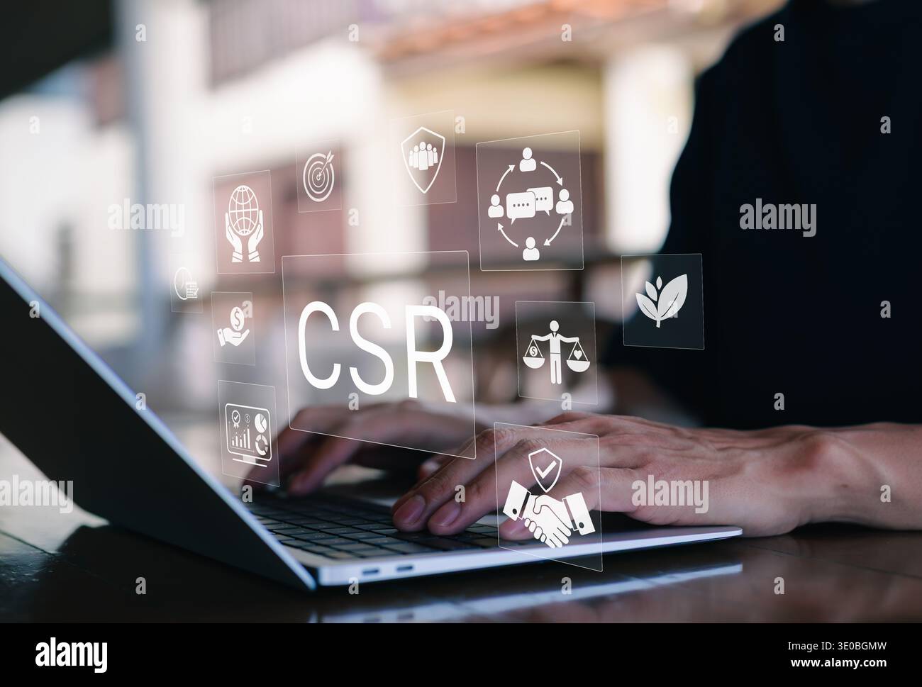 RSE concept de responsabilité sociale d'entreprise montrant les mains d'homme d'affaires tapant sur ordinateur portable avec des icônes numériques de l'éthique, de la durabilité, de l'environnement, Banque D'Images