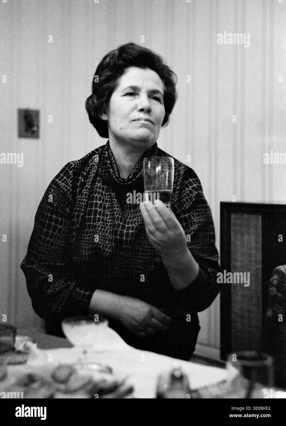 Années soixante, 17.11.1965, Allemagne, personnes, famille, fête de famille, anniversaire, fête d'anniversaire, fête dans le salon, femmes, femme 45 à 55 ans, blo Banque D'Images