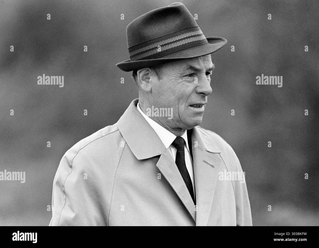 Années soixante, 23.04.1966, Allemagne, personnes, homme de 55 à 60 ans avec manteau, chapeau et cravate, portrait, regard critique et questionnant, Josef Banque D'Images