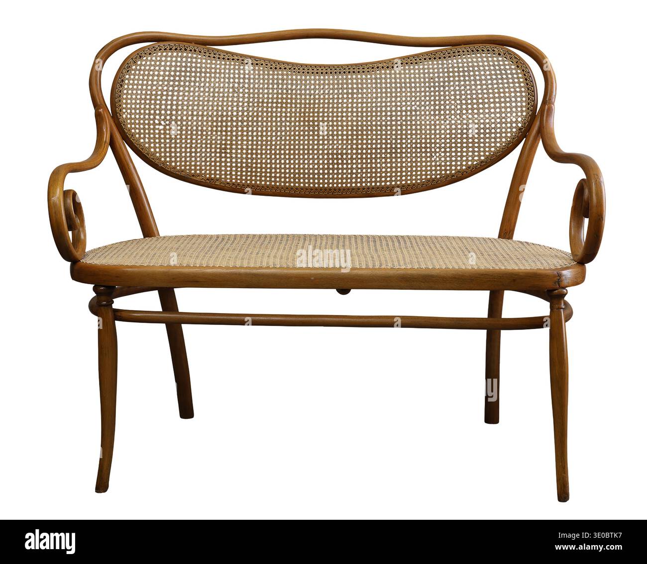 Ce canapé en bois rond au design élégant dispose d'un dossier en canne naturelle, offrant à la fois confort et esthétique intemporelle. Parfait pour salon confortable Banque D'Images