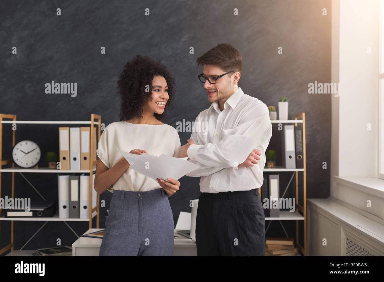 Deux jeunes collègues travaillent dans un bureau moderne Banque D'Images