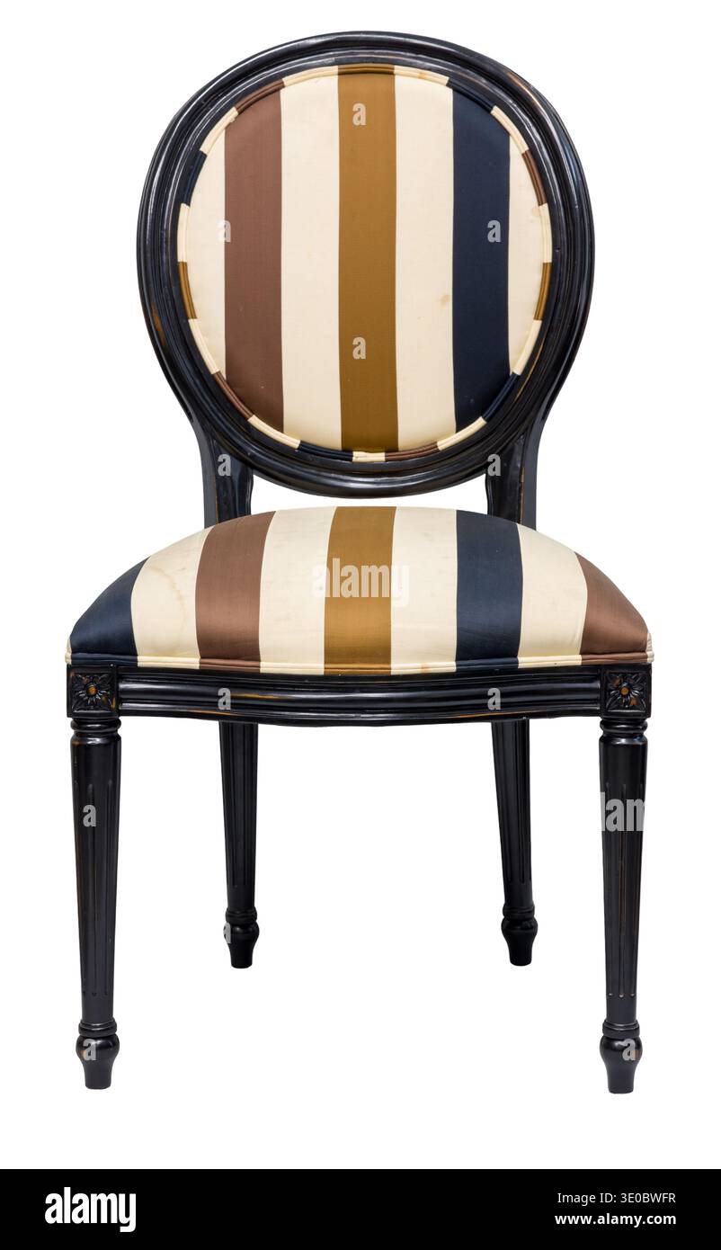 Une chaise vintage se démarque par son dossier rond et son tissu rayé dans des tons chauds. Idéal pour ajouter du charme à la maison ou aux bureaux, il capture intemporel Banque D'Images