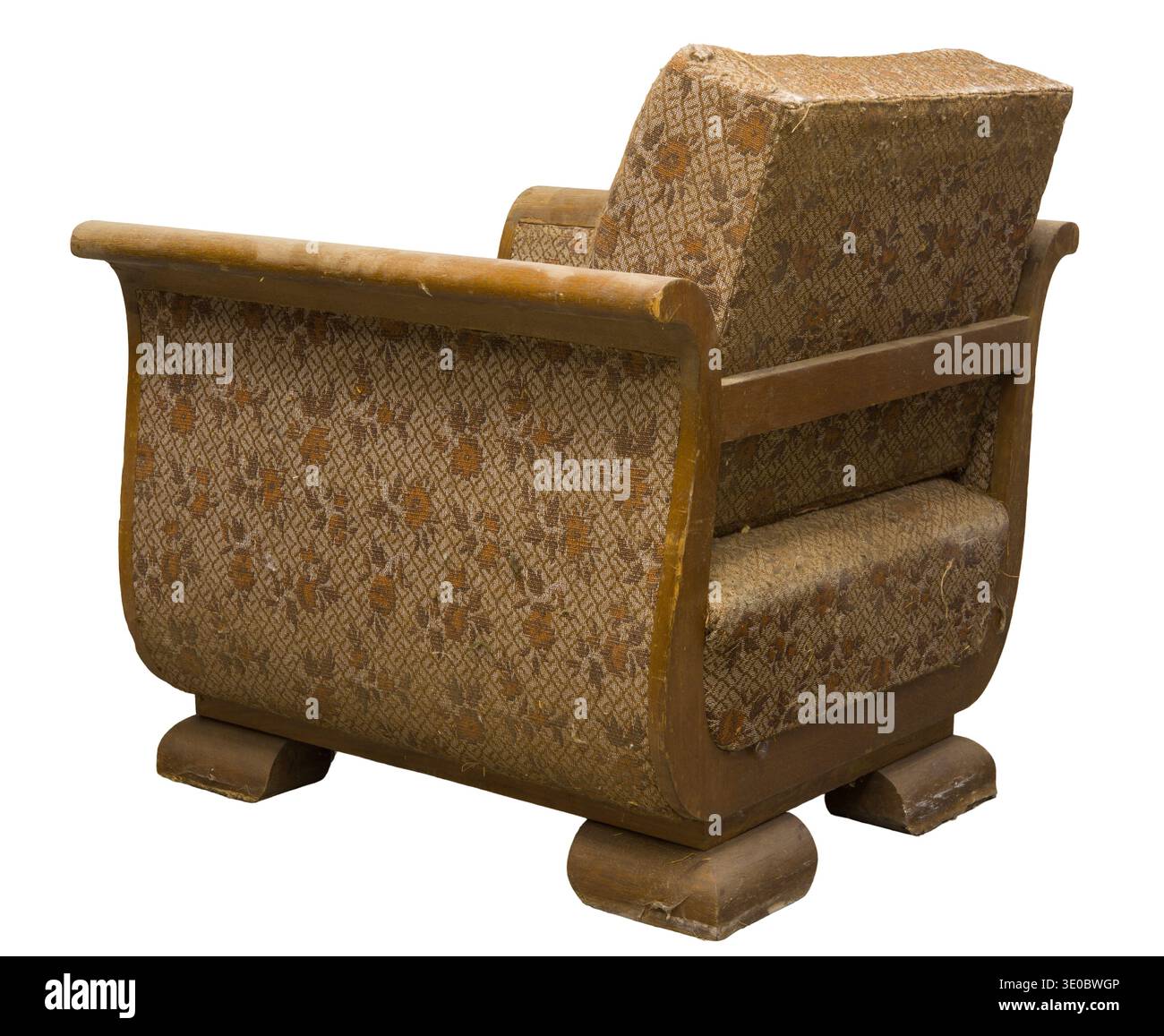 Une chaise rembourrée brun vintage présente un design unique, avec un dossier incurvé et des accoudoirs robustes. La chaise est isolée sur un backgro blanc Banque D'Images