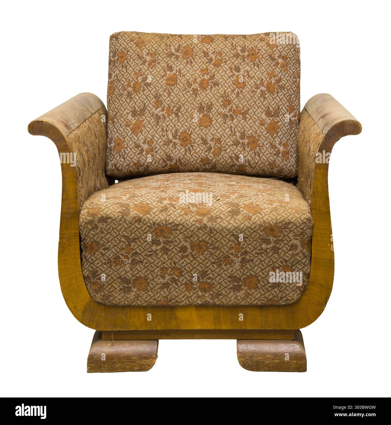 Une chaise vintage présente un motif de tissu complexe et des pieds en bois élégants. Il se tient seul dans un environnement simple, soulignant son design unique an Banque D'Images