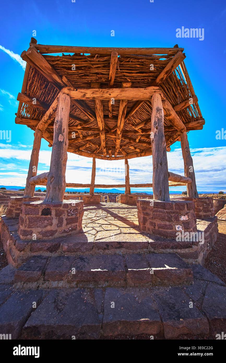 Pavillon en bois rustique et plate-forme en pierre sous le ciel bleu dans le paysage du désert Banque D'Images