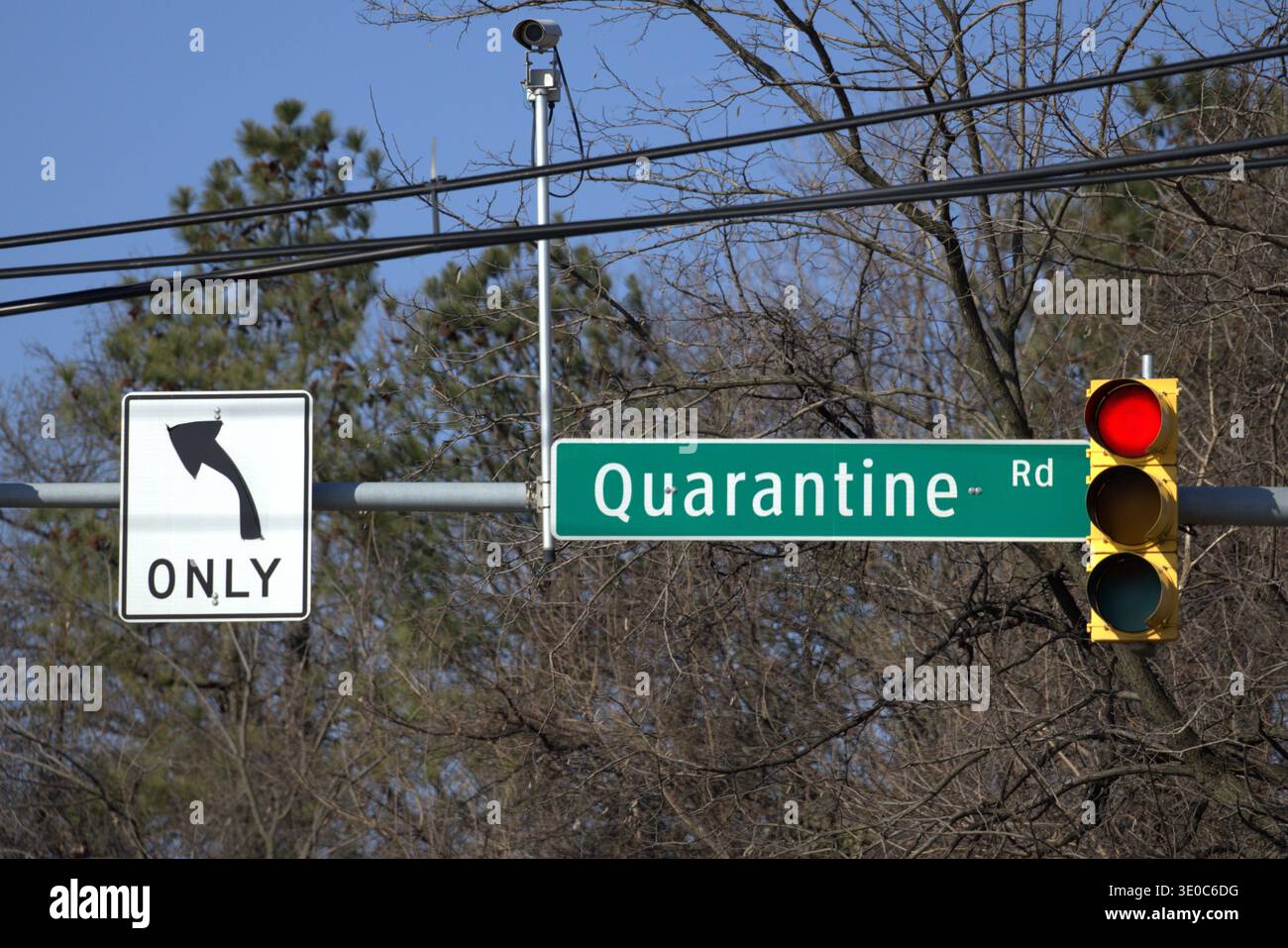 BALTIMORE, Maryland - Un feu rouge et un panneau 'tourner à gauche seulement' à côté du panneau de rue Quarantine Road dans le quartier industriel de Hawkins point. Banque D'Images