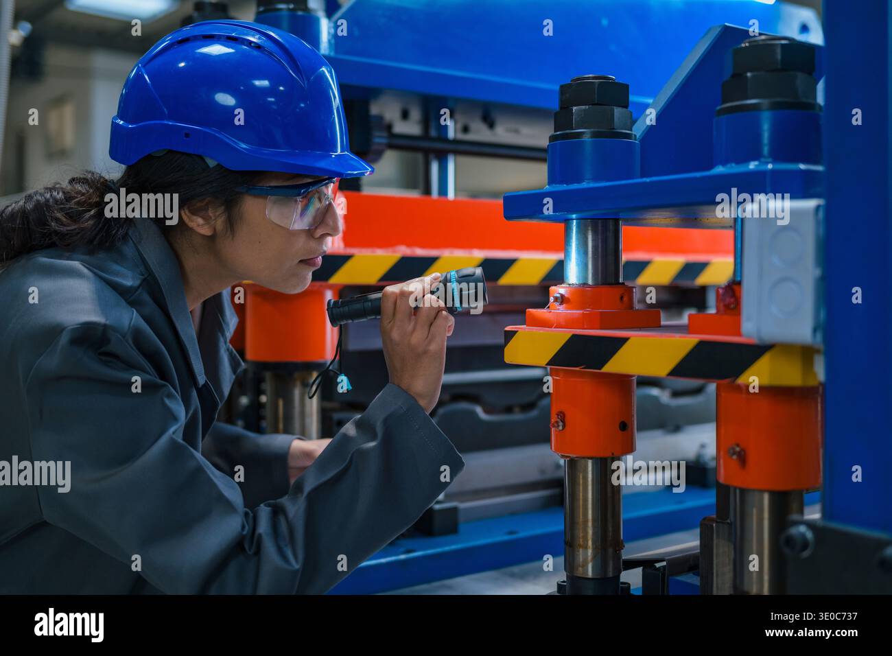 Une ingénieure industrielle indienne effectue l'inspection des équipements dans une usine de fabrication pour assurer le contrôle de la qualité et la sécurité des machines. Banque D'Images