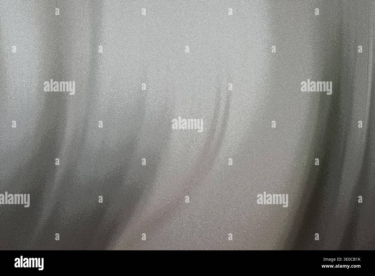 Un gros plan détaillé révèle la texture subtile et les plis d'un tissu blanc drapé. L'image met en valeur le jeu de la lumière et de l'ombre sur le materi Banque D'Images