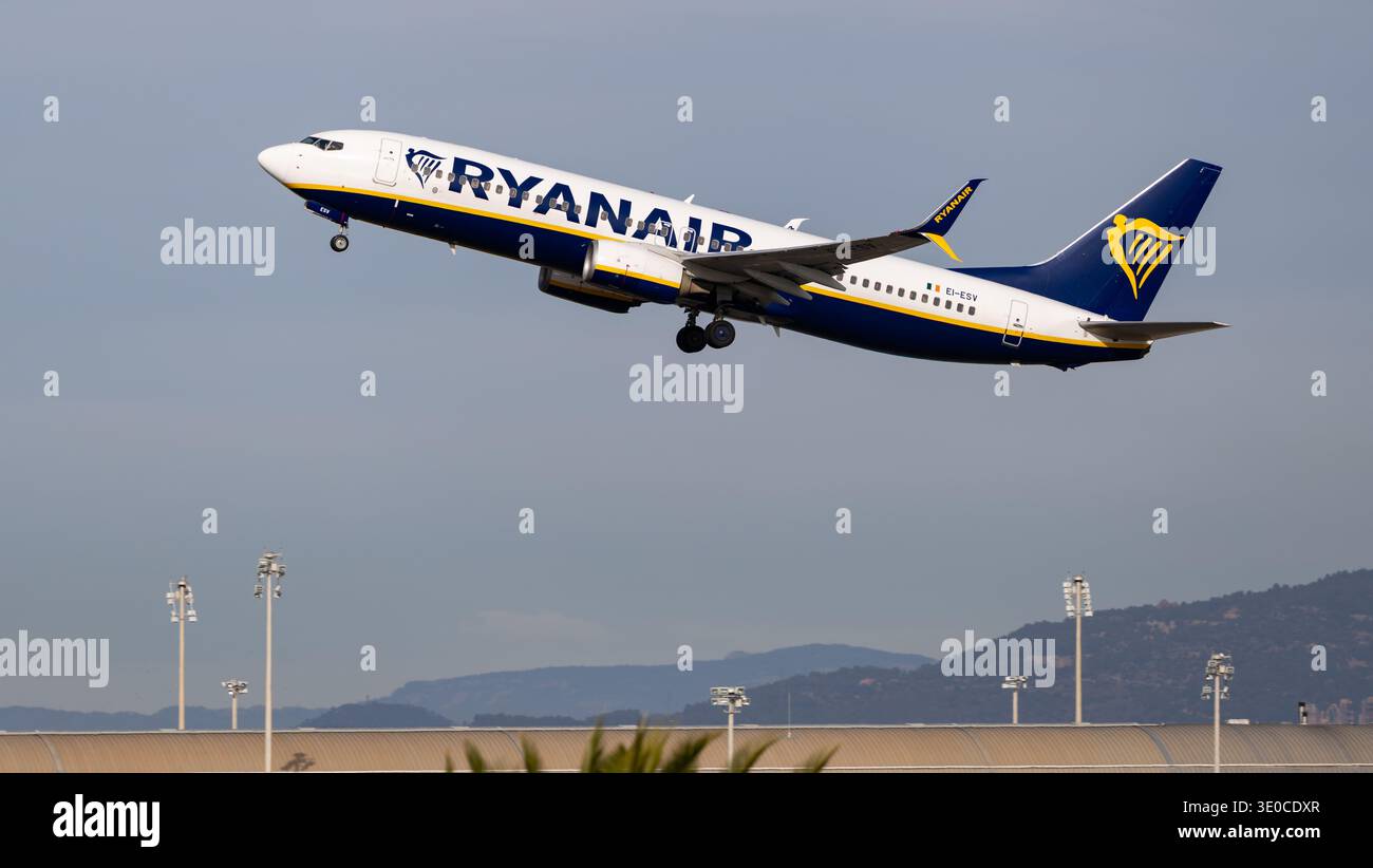 L'avion Boeing 737-800 de Ryanair décolle de l'aéroport de Barcelone Banque D'Images