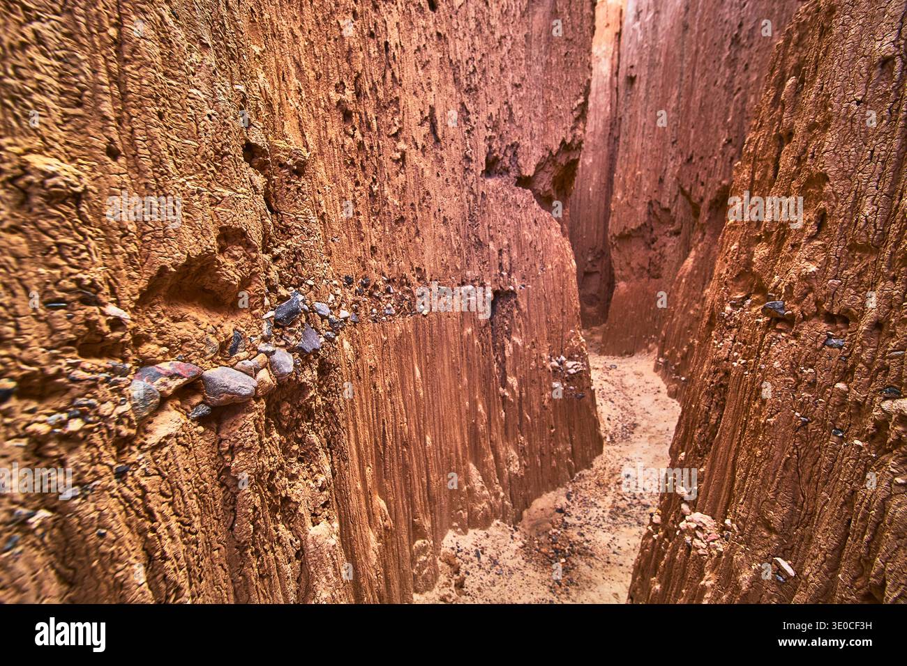 Cathedral gorge Slot Canyon murs érodés accidentés et Sandy Trail Nevada Banque D'Images