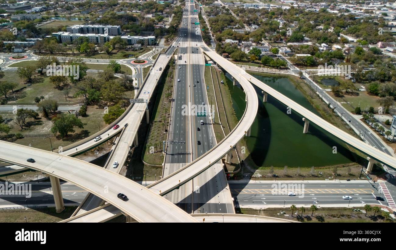 Vue aérienne de l'échangeur autoroutier avec rampes courbes et autoroute centrale Banque D'Images