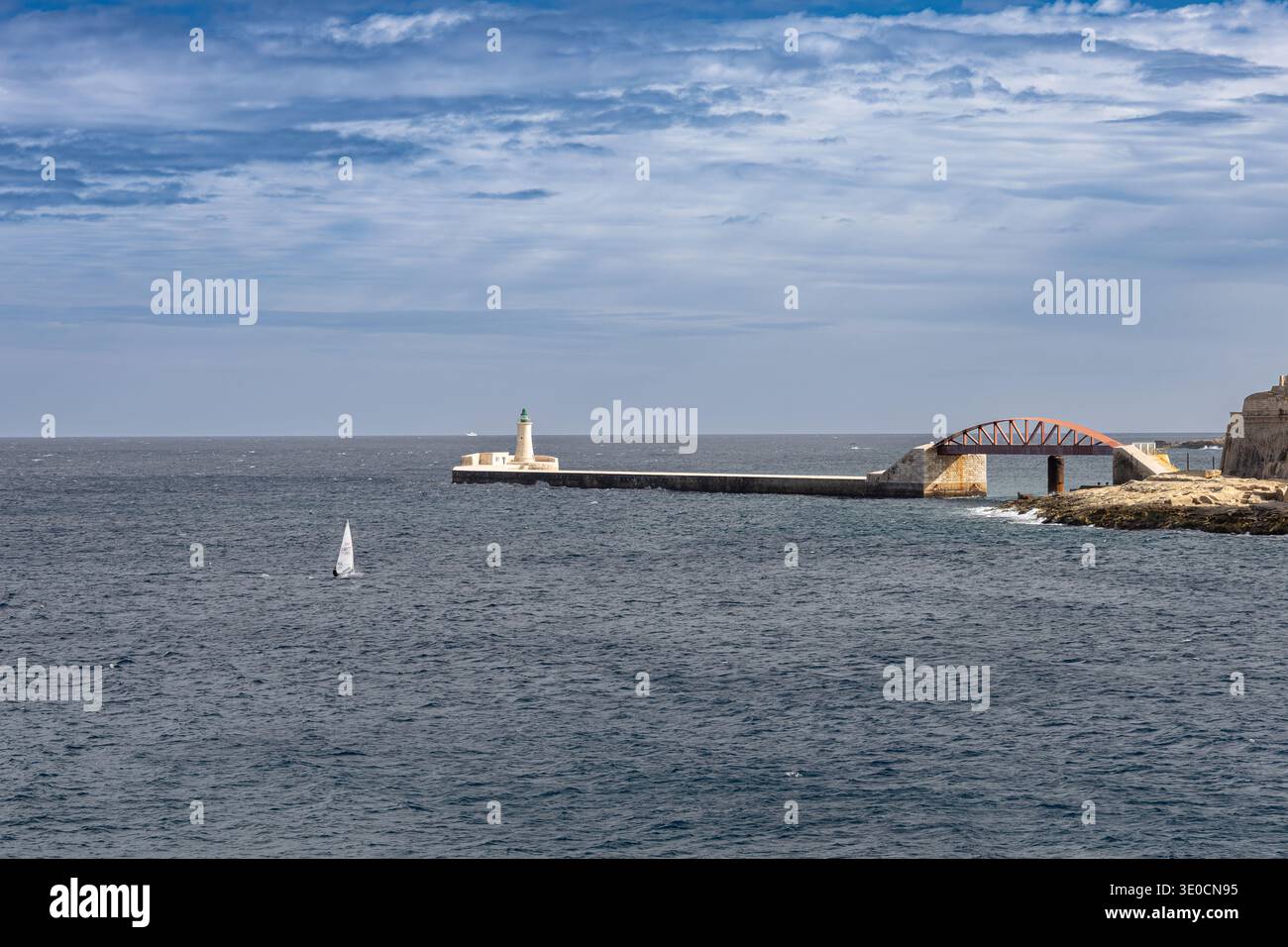 Valletta, Malta - février 05, 2026 : Elmo Breakwater Lighthouse et la passerelle contemporaine en acier à l'entrée du Grand Harbour Banque D'Images