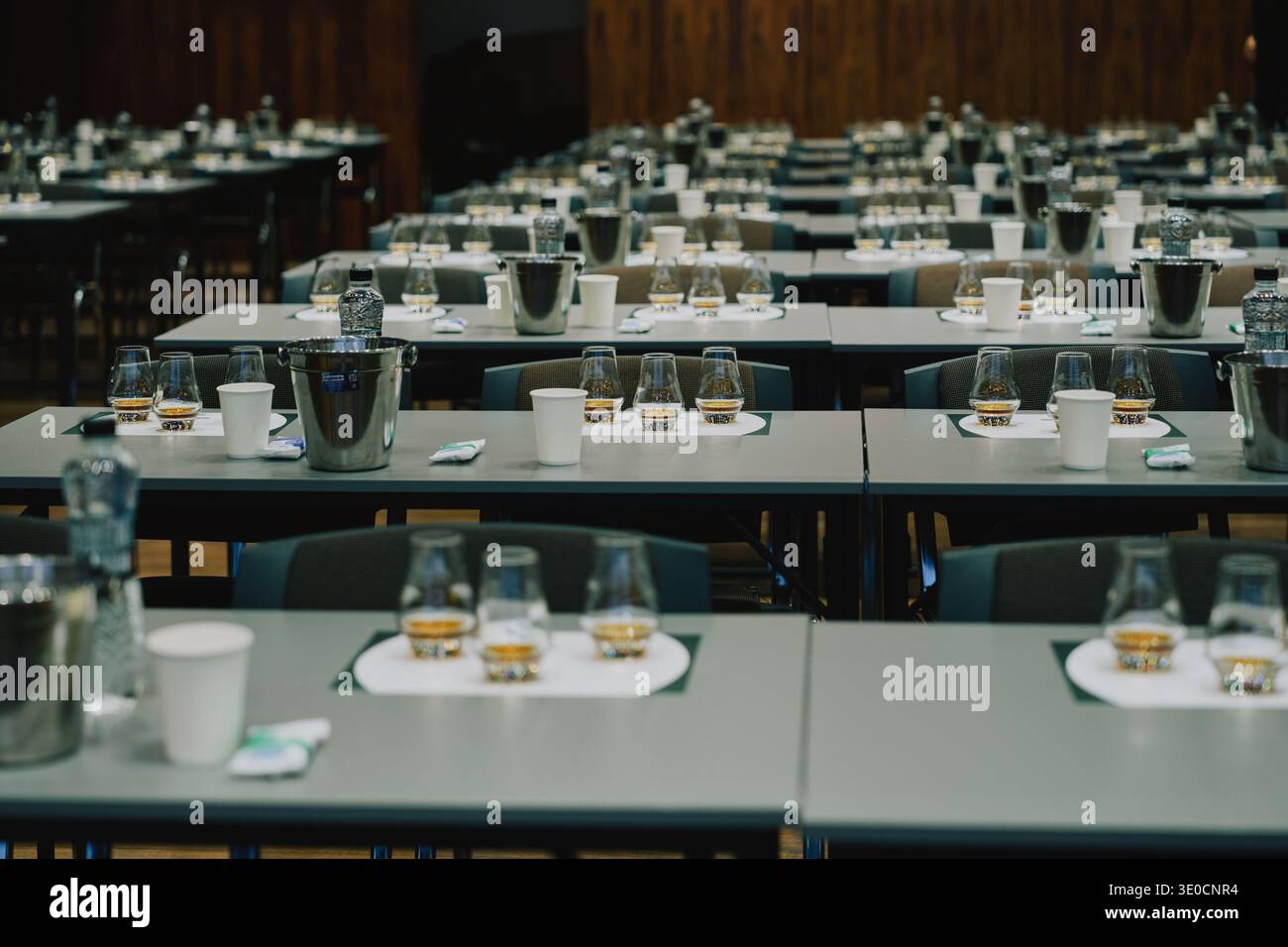 Configuration réunion avec tables et boissons prêtes à l'emploi Banque D'Images
