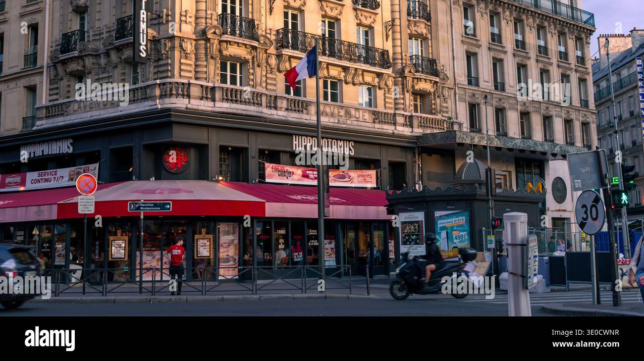 Paris, France 08 04 2025 : une scène parisienne lors d’une soirée d’été sur le boulevard du Montparnasse près de la rue du départ dans le 6ème arrondissement de Pa Banque D'Images
