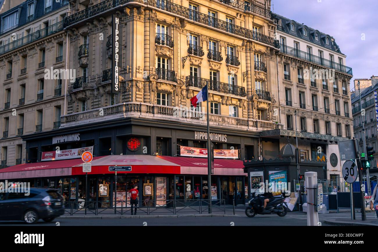 Paris, France 08 04 2025 : une soirée d'été sur le boulevard du Montparnasse, le cœur de la vie artistique du Paris du début du XXe siècle, où la célèbre parisienne est présente Banque D'Images