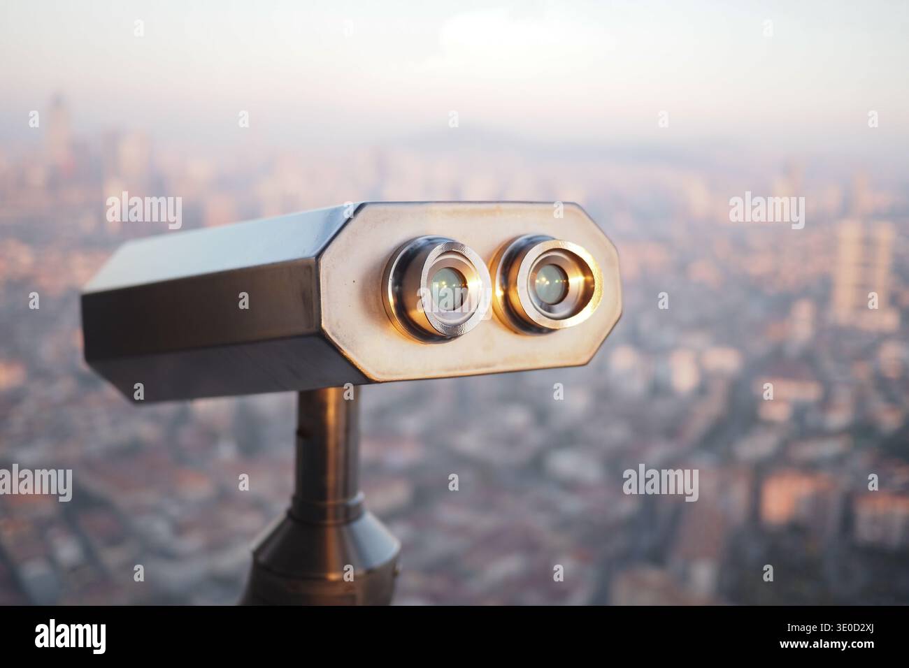 Le viseur surplombe les gratte-ciel de la ville au coucher du soleil Banque D'Images