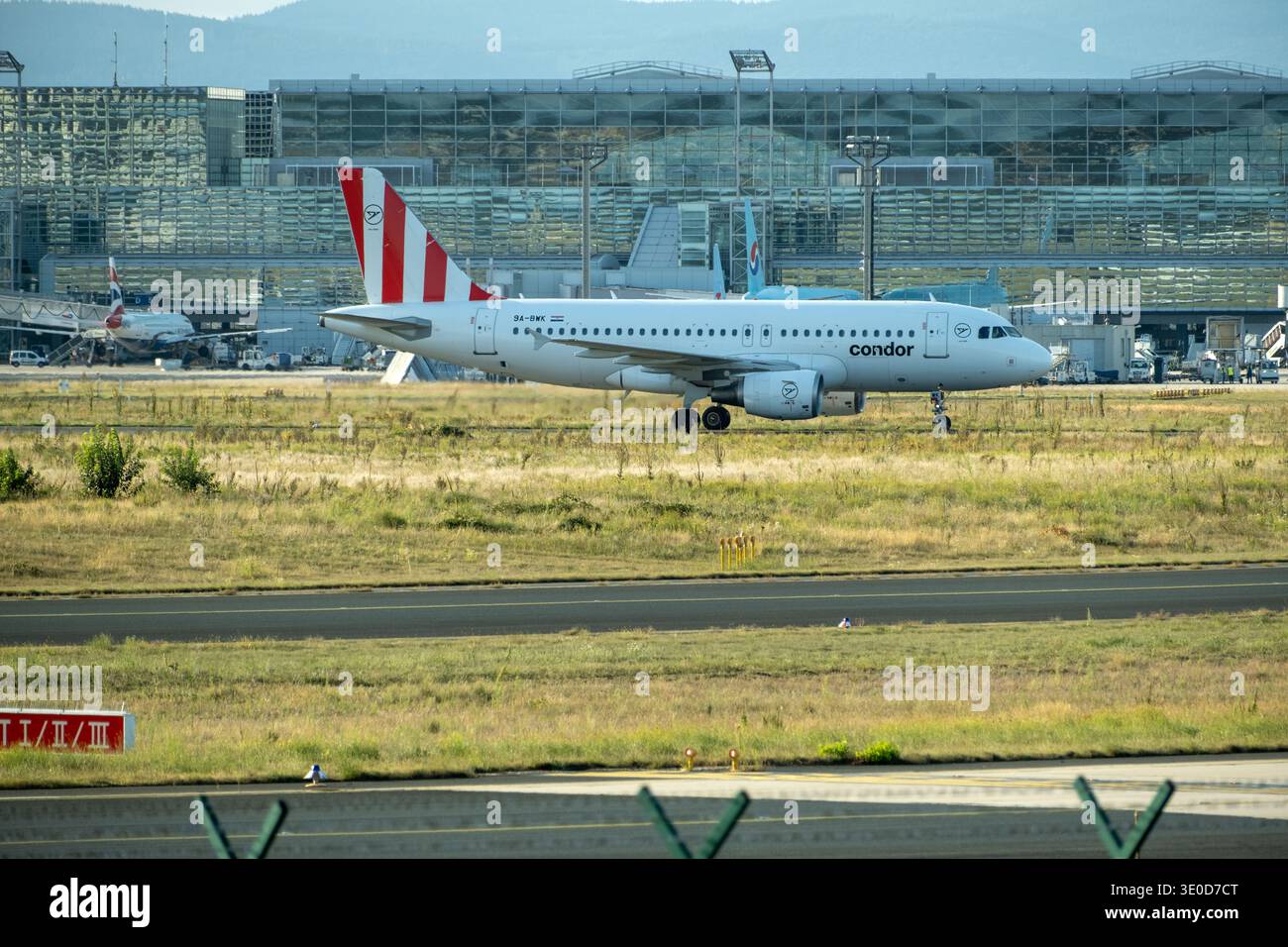 17.08.2025, Allemagne, Francfort-sur-le-main, Hesse - Aéroport de Francfort, vue depuis le monument commémoratif Luftbr¸cke, avion de la compagnie aérienne Condor. 00A250817 Banque D'Images