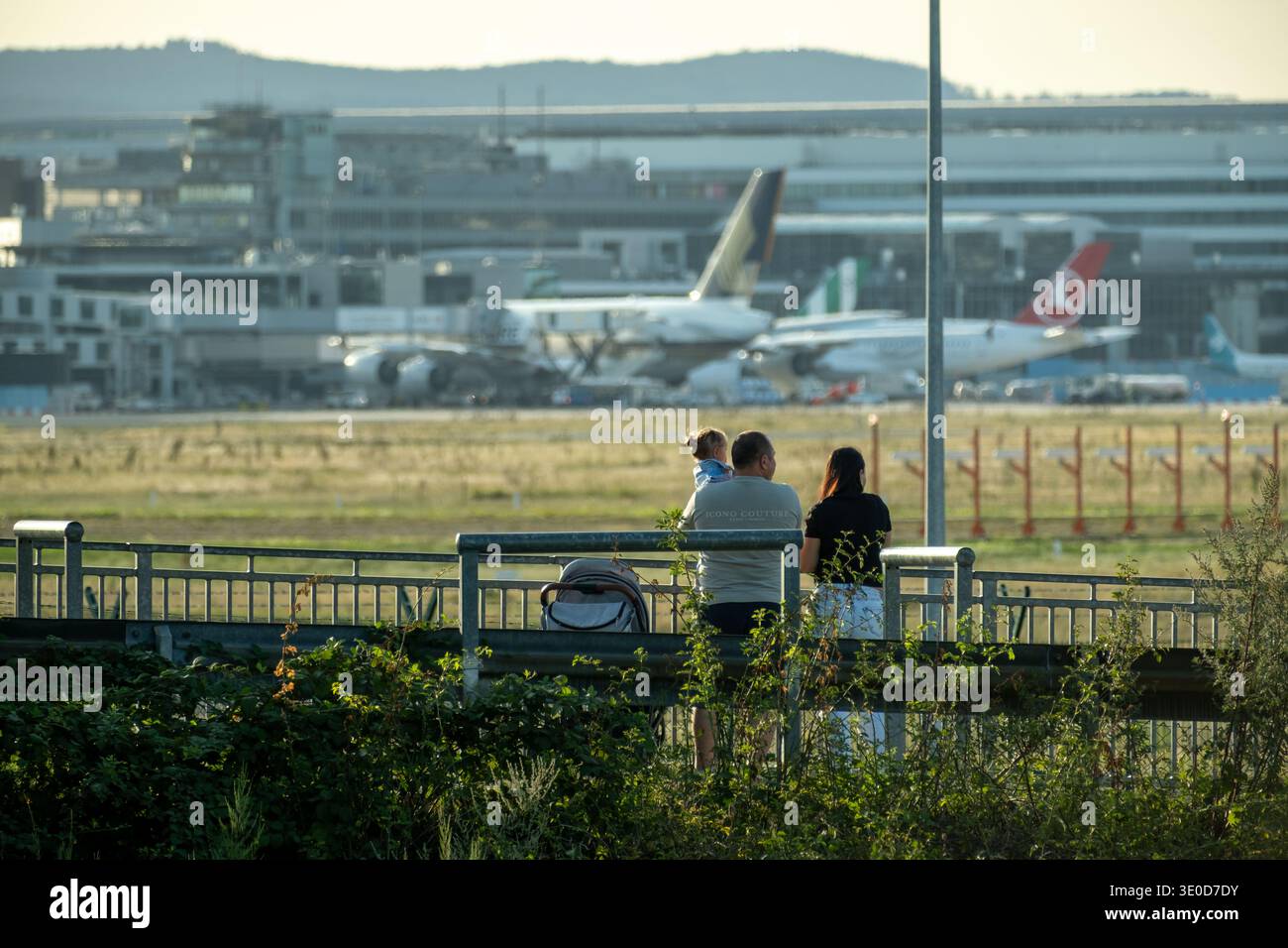 17.08.2025, Allemagne, Francfort-sur-le-main, Hesse - Aéroport de Francfort, famille avec vue depuis le point d'observation Luftbrueckendenkmal. 00A250817D697CAR Banque D'Images