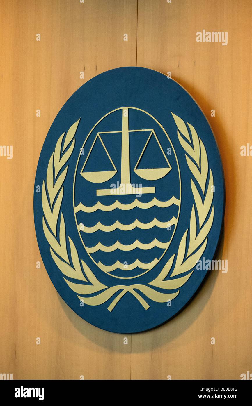 09.10.2025, Allemagne, Hambourg, Hambourg - Tribunal international du droit de la mer - ITLOS, symbole et armoiries de la cour au-dessus de l'entrée Banque D'Images