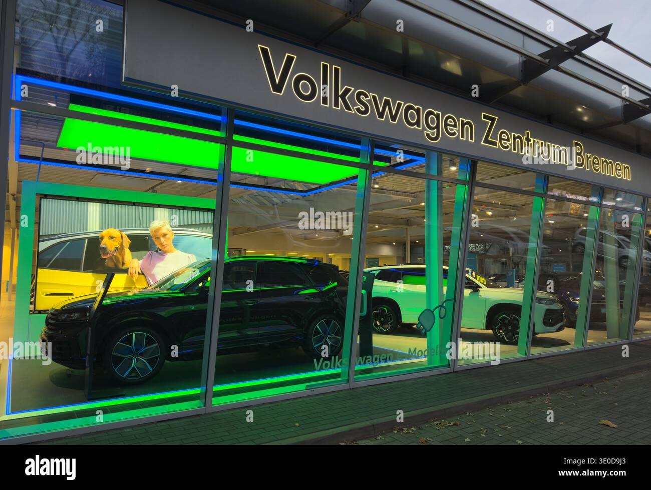 13.11.2025, Allemagne, Brême, Brême - Volkswagen Center Brême, concessionnaire VW, Volkswagen e-Model dans la vitrine. 00A251113D011CAROEX.JPG [MODÈLE RELEA Banque D'Images