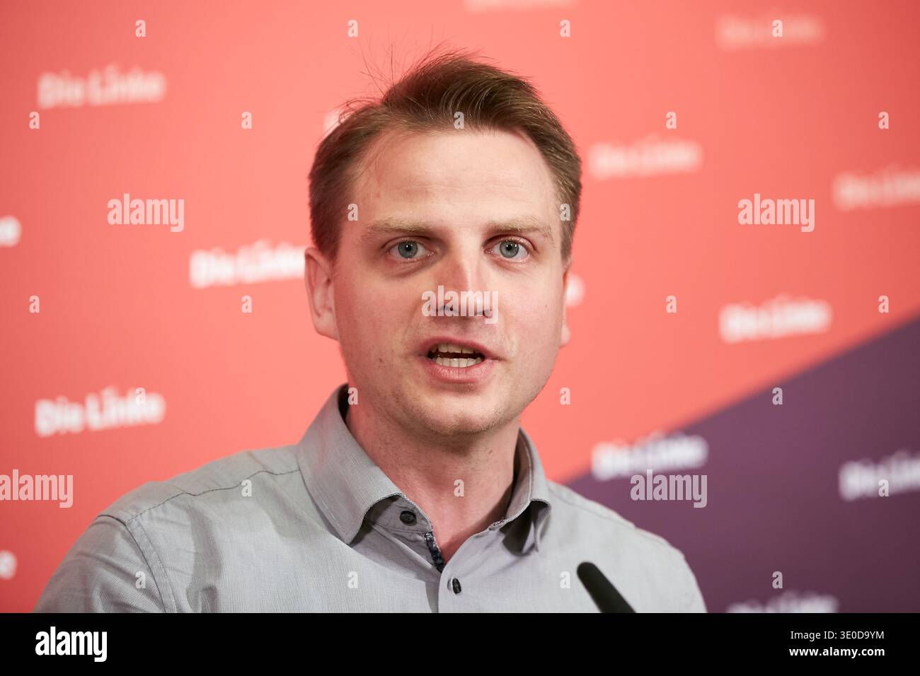 10.11.2025, Allemagne, Berlin, Berlin - Maximilian Schirmer, vice-président du Parti de gauche. Il parle lors d'une conférence de presse au siège du parti Banque D'Images