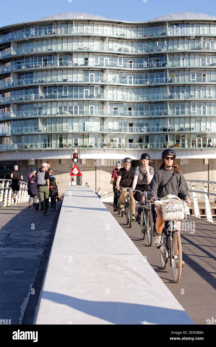 07.09.2025, Danemark, Copenhague, - cyclistes sur le pont de Bryggebroen. Bryggebroen est un pont piétonnier et cyclable à Copenhague Banque D'Images