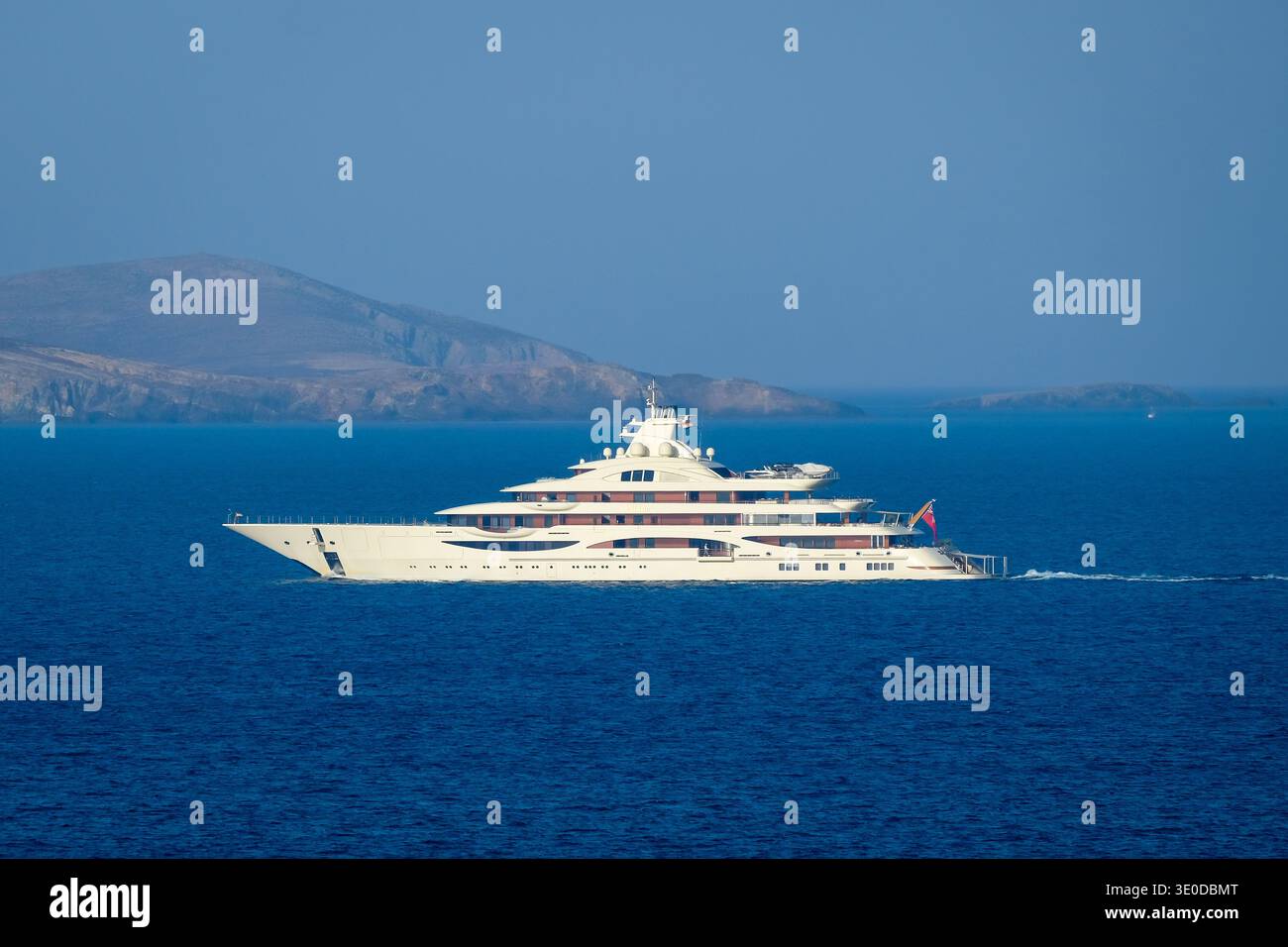31.08.2025, Grèce, Mykonos, Mykonos - le ëAlaiyaí est un yacht à moteur de luxe de 111 mètres de long construit en 2019 par le chantier naval allemand Luerssen. Il peut être conforme à Banque D'Images