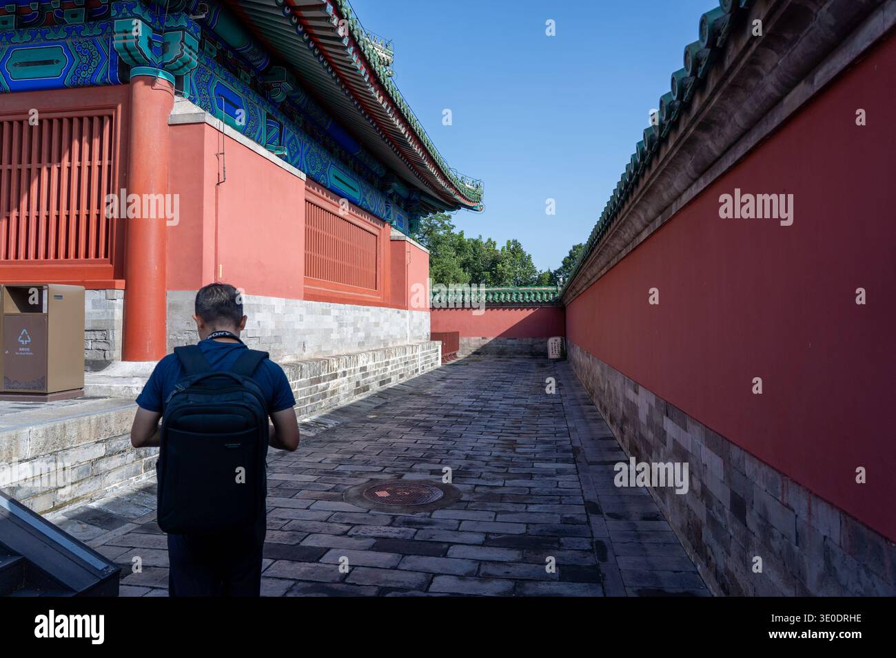 Sep 14 2025 - Pékin, Chine : une figure solitaire se tient sur un chemin pavé dans le Temple du ciel Park, Pékin, Chine, capturant un moment de p Banque D'Images