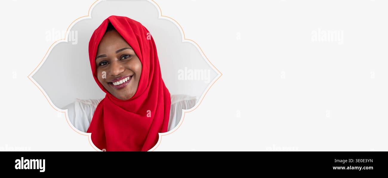 Femme en Hijab rouge sourit brillamment dans un cadre simple avec fond blanc Banque D'Images